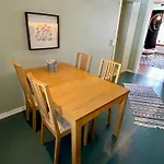 Sentral Og Fargerik Bygardsleilighet Halden