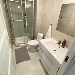 Sentral Og Fargerik Bygardsleilighet