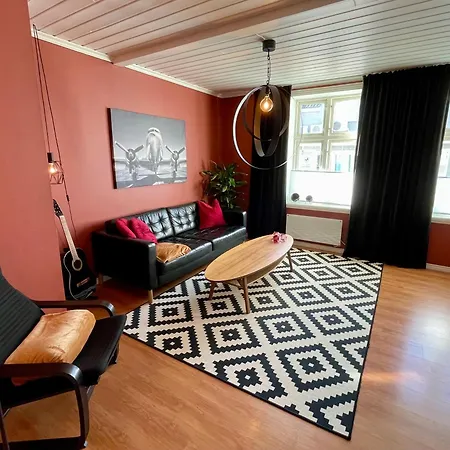 Sentral Og Fargerik Bygardsleilighet